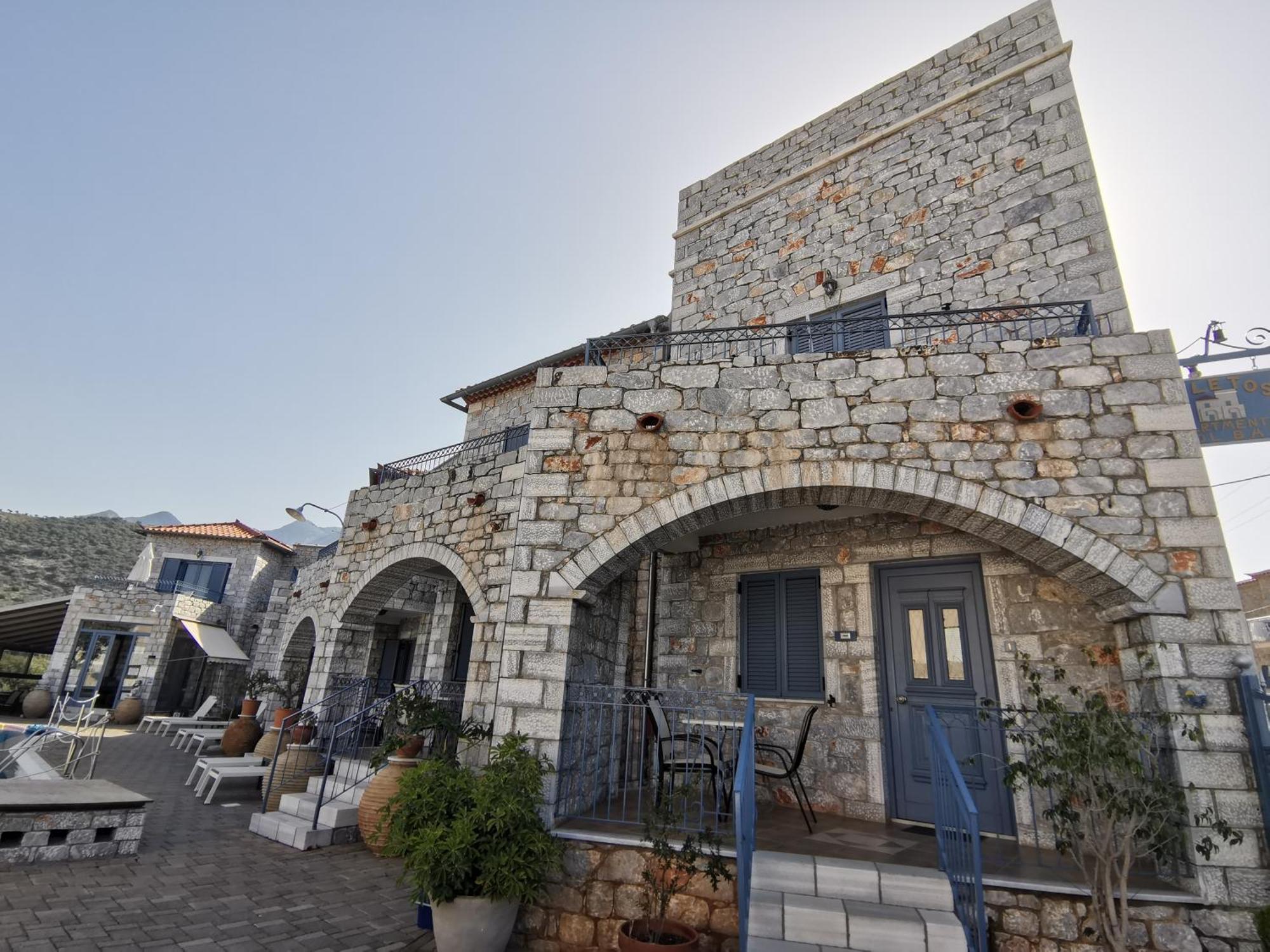 Taletos Apartments Stoúpa Eksteriør billede