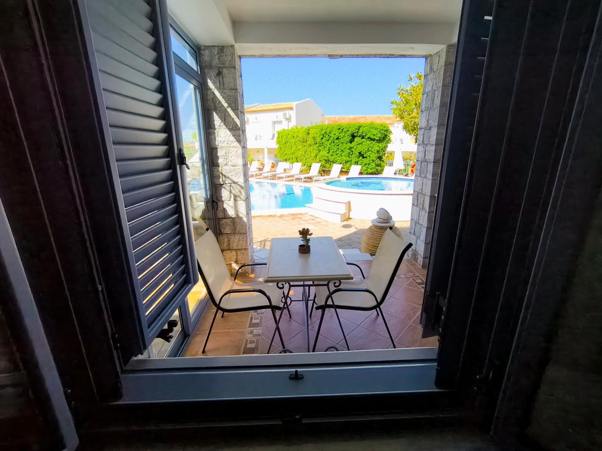 Taletos Apartments Stoúpa Eksteriør billede
