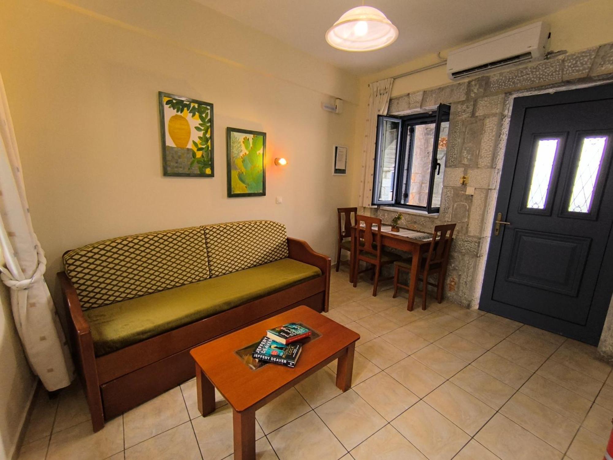 Taletos Apartments Stoúpa Eksteriør billede